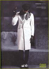 组图：克里斯-布朗杂志大片另类 穿盔甲自摸私处