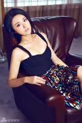 组图：甘露时尚大片 黑白造型展现别样女人味