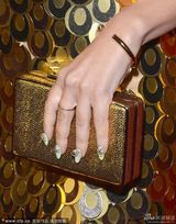 组图：邦妮-麦琪金色短裙似美人鱼 隔空送香吻