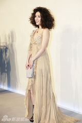 组图：张静初肉色长裙风情万种 春节将独自旅行