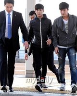 组图：金秀贤全智贤机场重聚 黑白配登对