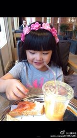 组图：吃货王诗龄见美食 两眼放光合不拢嘴