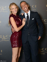 组图：布莱克-莱弗利酒红色亮片裙亮相