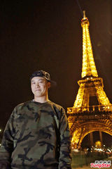 组图：陈奕迅巴黎拍摄MV 蹦跳搞怪不停