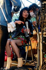 组图：张曼玉北京草莓遇狂风叫停 承认上海唱砸