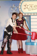 组图：杨谨华遭孙耀威熊抱 安全裤外露险走光