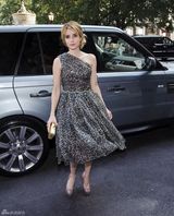 高清组图：艾玛-罗伯茨灰色豹纹礼服亮相时装周