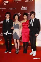 幻灯图集：亚洲电影大奖红毯 桂纶镁徐若瑄争艳