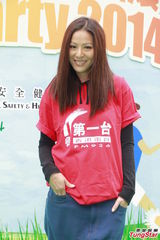 组图：马浚伟滕丽名出席慈善活动学做健身操