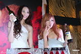 组图：Makiyo新专辑预购破2万 庆功与吴佩慈玩亲亲