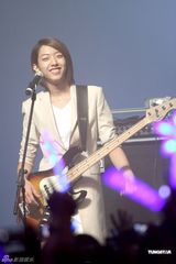 组图：韩国组合CNBLUE办歌迷见面会 粉丝热情高涨