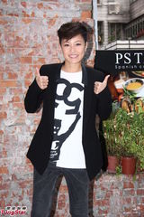 组图：何韵诗帅气亮相开心入围金马奖