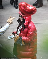 组图：杨幂挺孕肚赶戏显臃肿 拿气球表情呆萌