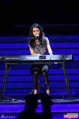 组图：曲婉婷献唱《我的歌声里》突然叫停