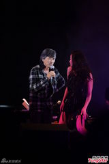 组图：林子祥香港个唱父子档 林德信弹琴助唱