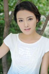 幻灯图：龙一仪曝光夏装造型照 帅气造型受追捧