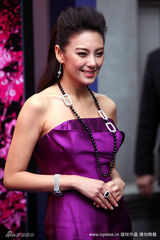 幻灯图集：张雨绮紫色抹胸礼服亮相 秀全钻手表