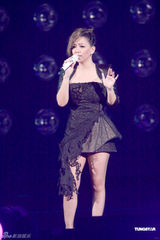 组图：周杰伦演唱会造型百变 与张惠妹合唱全场沸腾