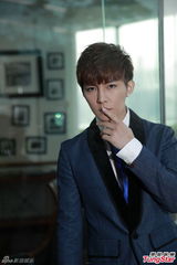 组图：炎亚轮精美写真 享受刻骨铭心恋爱