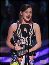 组图：艾玛沃特森短裙秀美腿 获戏剧电影女主角