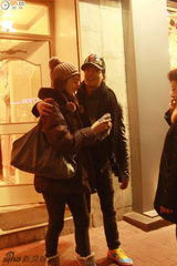 组图：陈晓东携女友试礼服 身材性感气质华贵