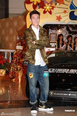 组图：陈冠希休闲装扮参加活动 笑容灿烂气色佳