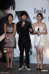 组图：弟弟卫斯理办满月酒贾静雯现身护女心切