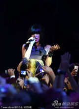 组图：Carly Rae Jepsen气派十足 由众人抬上场