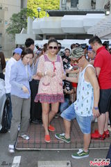 组图：应采儿穿大肚裙出院 陈小春贴心搀扶