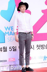 组图：SJ希澈与SHINeeKey携妻亮相发布会