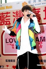 幻灯组图：棒棒堂为粉丝化妆 王子曾险遭粉丝强吻