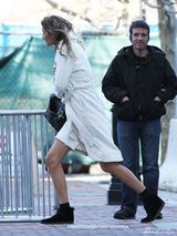 组图：邦辰寒风中拍写真 裹衣取暖美丽冻人