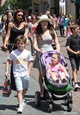 组图：贝嫂携三子女血拼 罗密欧黑框镜显潮范儿