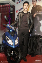 组图：阮经天代言机车 新片搞神秘不知女主角