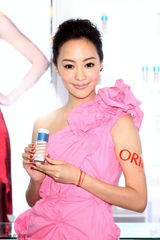 组图：关颖桃红礼服惹眼 主演影片入围金马奖