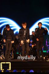 组图：JYJ组合首尔激情开唱 劲歌18首台下疯狂