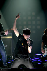 组图：歌手2邓紫棋白裙优雅 茜拉满文军补位