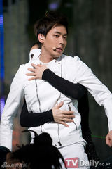 组图：韩国某节目现场公开 SHINee力压BigBang夺冠