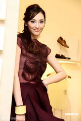 高清图：吴佩慈高腰酒瓶裙走秀 黄色套装妩媚明艳