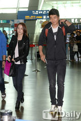 组图：韩惠珍奇诚庸现身机场秀甜蜜恩爱