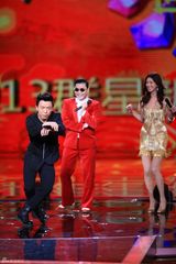 组图：鸟叔携林志玲大跳骑马舞 赞其性感的马