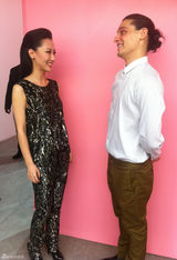 组图：白冰红裙亮相纽约时装周观娜奥米走秀