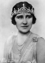 组图：凯特王妃出席王室活动 头戴皇冠美艳动人