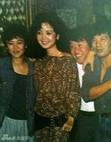 组图：邓丽君与好友珍贵合影 青霞热吻成龙搂肩