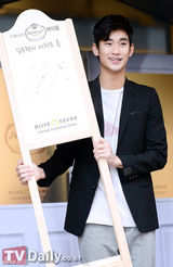 组图：金秀贤帅气夹克装出席某甜品开业典礼