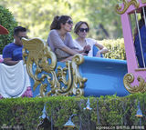 组图：洛佩兹带爱女逛游乐园 玩小飞象花容失色