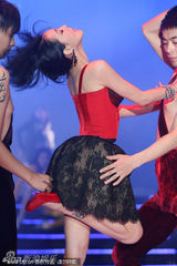 组图：小S大秀性感走猫步 登台与裸男热辣共舞