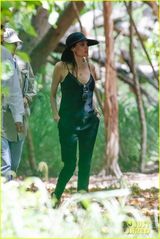 组图：朱莉切乳腺后穿吊带复工 胸部傲人依旧