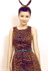 组图：徐立着豹纹裙装拍写真 俏皮狂野秀可爱