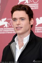 组图：《承诺》发布会 豪尔投怀送抱穿衣似大妈